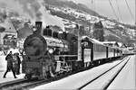 RhB Dampffahrt ins Surselva: RhB G 4/5 107  Albula  beim Halt mit dem Dampfextrazug 2723 von Landquart - Disentis-Mustér im Bahnhof Trun. 

Sonntag, 25. Februar 2018
