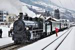 RhB Dampffahrt ins Surselva: RhB G 4/5 107  Albula  beim Halt mit dem Dampfextrazug 2723 von Landquart - Disentis-Mustér im Bahnhof Trun. 

Sonntag, 25. Februar 2018