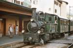 Die erste Dampflokomotive der Rhtischen Bahn, G 3/4 Nr. 1, vor einem Nostalgiezug in Samaden am 10. Juli 2004. Diese Mogul-Lokomotive wurde 1889 fr die RhB-Vorgngerbahn Landquart-Davos gebaut und stand bis 1928 im Einsatz. Die Museumsbahn Blonay-Chamby arbeitete sie in den siebziger Jahre wieder auf, und zum 100 Jahr-Jubilum der RhB kehrte sie 1989 nach Graubnden zurck.