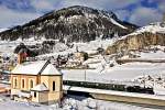 Die Schmalspurdampflokomotive G 4/5 108 der rhätischen Bahn passiert mit einem Sonderzug von Samedan nach Scuol die herrliche Kulisse von Ardez.Bild vom 24.1.2015/Viele Grüsse an Johannes