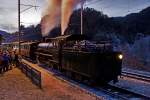 Die Dampflokomotive G 4/5 107  Albula  mit dem Cla Ferovia Sonderzug wartet im Lichterland am Bahnhof Valendas auf die Rüchfahrt nach Landquart.Bild vom 13.12.2015