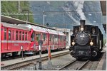 UNESCO Welterbetag bei der RhB. Der Extrazug mit der Heidi ist aus Samedan in Pontresina eingetroffen. Daneben wartet R1632 von Tirano nach St.Moritz. (12.06.2016)