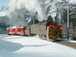 Dampfschneeschleuder Xrot 9213 am 17.02.07 in der bekannten  Montebello Kurve  Schublok ist eine Zweikraftlokomotive Gem 4/4