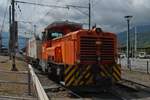 Gm 3/3 233 mit einem Kühlcontainerwagen auf Rangierfahrt im Bahnhof von Landquart (16.06.2017).