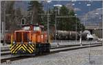 Gmf 4/4 241 und im Hintergrund eine Normalspurüberfuhr der Holcim Zementwerke in Untervaz-Trimmis.