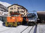 Die RhB-Ge 3/3 214 sowie die Ge 4/4 III 651 mit Werbung für den  Glacier-Express  am 28. Januar 2007 in Samedan.