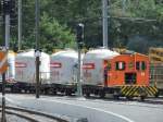 Ein  Rangiertraktor  Tm 2/2 der RhB rangiert im Bahnhof Reichenau-Tamins.