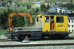 RhB - Tm 2/2 83 am 10.05.1994 in Samedan - Bahndiensttraktor mit Kran und kippbarer Ladebrcke - bernahme: 11.03.1985 - RACO1903/Cummins - 336KW - Gewicht 22,00t - Ladegewicht 4,00t - LP 8,79m - zulssige Geschwindigkeit 13/26/50/60geschleppt km/h - 1=08.03.1991 - Logo nur RhB in schwarz - Heimatstation: Thusis - Hinweis: gescanntes Dia
