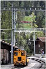 Tm 2/2 83 wartet in Bergn die Kreuzung mit RE1148 ab.