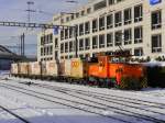 RhB - Rangierlok Ge 3/3 215 mit Güterwagen bei der Arbeit im Bahnhofsareal in Chur am 02.01.2015