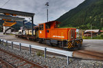 Tmf 2/2 90 steht mit zwei Flachwaggons im Verladebahnhof von Zernez.
Aufgenommen am 22.7.2016.