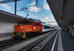Ge 3/3 215 rangiert eine Glacier Express-Garnitur im Bahnhof Samedan auf ein Abstellgleis.