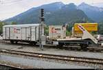 Blick auf Wagen P 10154 und P 10167 der Sersa Group, die im Bahnhof Reichenau-Tamins (CH) der Rhätischen Bahn (RhB) abgestellt sind.