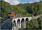 50 Jahre Blonay Chamby - MEGA BERNINA FESTIVAL: Das Bernina Krokodil, die RhB Ge 4/4 182 befährt auf der Fahrt nach Blonay mit einem hübschen, bunten Reisezug, der aus einer