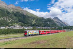 Die seit kurzem mit einer neuen Login-Werbung versehene Ge 4/4 II 611 hat am 14. Juli 2017 den Bahnhof vom hier als Kulisse dienenden Pontresina gerade verlassen und zieht ihren Pendelzug jetzt in Richtung Scuol-Tarasp.