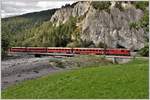 RE1740 mit der Ge 4/4 II 631  Untervaz  auf der Carrerabachbrücke zwischen Valendas-Sagogn und Versam-Safien. (09.08.2017)