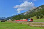 Ge 4/4 II 617 mit einem R nach Scuol-Tarasp am 20.08.2017 bei Bever.