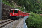 Ge 4/4 II 628  S-Chanf  befindet sich mit dem RE1741 (Scuol-Tarasp - Disentis/Muster) zwischen Reichenau-Tamins und Trin in der Rheinschlucht.