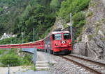 Ge 4/4 II 615  Klosters  durchfährt mit dem RE1740 (Disentis/Muster - Scuol-Tarasp) die  Ruinaulta  bei Trin.