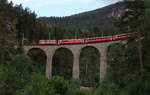 An einem frühen Juni Morgen fährt Ge 4/4 II 629  Tiefencastel  mit dem R 1110 (Samedan - Chur) über das Schmittentobelviadukt.