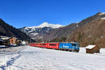 Ge 4/4 II 619 mit einem Regio am 13.01.2018 bei Furna. 