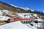 Ge 4/4 II 617 mit einem Regio am 13.01.2018 bei Saas. 