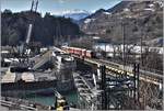 Bau der 2. Hinterrheinbrücke der RhB in Reichenau-Tamins. Nach RE1744 folgt der IR1144 aus St.Moritz mit Ge 4/4 II 629  Tiefencastel  und ALVRA Wagen. (13.02.2018)