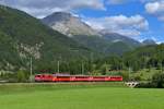 Ge 4/4 II 614 mit einem Engadin Star am 20.08.2017 bei Zernez.