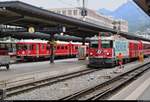 ABt 1716 der Rhätischen Bahn (RhB) als S2 nach Thusis (CH) trifft auf Ge 4/4 II 616  Filisur  mit Werbung für Siemens als RE 1763 nach Disentis/Mustér (CH) in ihrem Startbahnhof Chur