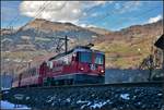 Die Talsohle liegt noch im Schatten, am Vilan und in Seewis scheint die Sonne, währenddem RE1732 nach Scuol-Tarasp mit Ge 4/4 II 630  Trun  in Schiers einfährt. (22.11.2018)