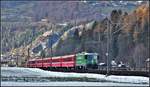 RE1736 mit Ge 4/4 II 621  Felsberg  zwischen Grüsch und Schiers. Über Grüsch erkennt man die Burgruine Solavers. (22.11.2018)