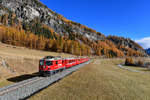 Ge 4/4 II 630 mit einem Engadin Star am 21.10.2018 bei La Punt. 