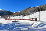 Ge 4/4 II 624 + Ge 4/4 II 617 mit einem Regio am 26.12.2018 bei Davos Wolfgang.