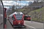 IR1148 nach Chur begegnet in Filisur IR1145 nach St.Moritz mit ABe 8/12 3512 und R1836 nach Davos-Platz mit Ge 4/4 II 617  Ilanz . (17.04.2019)