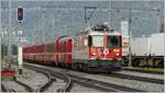 RE1763 nach Disentis/Mustér mit Ge 4/4 II 622  Arosa  in Felsberg. (21.04.2020)