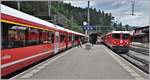 RE1736 aus Disentis mit Ge 4/4 II 621  Felsberg  überholt leicht verspätet den IR1136 aus St.Moritz. (04.06.2020)