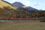 RhB Ge 4/4 II 671  50 Jahre LGB  war am 26. Oktober 2021 bei Zernez in Richtung Scuol unterwegs.