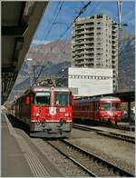 RhB Klassier: Ge 4/4 613 mit einem RE von Scuol Tarasp nach Disentis und ein Vorortpendelzug nach Schiers in Landquart.