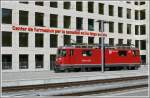 Ge 4/4 II 629  Tiefencastel  und das neue Gesundheitszentrum am Bahnhof Chur sind beide romanisch angeschrieben.