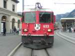 Die Ge 4/4 II 623 mit Regio nach Arosa kurz vor der Ausfahrt auf dem Churer Bahnhofsplatz.