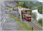 Ge 4/4 620  Zernez  verlsst die kurz vor der Vollendung stehende Verlngerung der Galerie in Valendas-Sagogn. (07.06.2008)