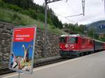 Rhtische Bahn 2008 -  Steinbockstarke Angebote  verspricht das Werbeplakat im Bahnhof von Tiefencastel als am 07.06.2008 Ge 4/4 II 629 gleichen Namens ihren RE von Sankt Moritz nach Chur bringt. Einige Zge dieser Linie fhren einen gut besuchten Speisewagen.