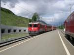 Rhtische Bahn 2008 - Irgendwie seltsam ist er schon, der Bahnhof von Sagliains. Er besitzt keinen Ausgang fr Reisende, denn er dient lediglich zum Umsteigen zwischen den Zgen von Klosters nach Samedan und umgekehrt. Die Frage bleibt ob man auf dem Bahnsteig zurckbleiben kann um auf den nchsten Zug zu warten um vielleicht noch Fotos zu machen? Wir haben es nicht ausprobiert und steigen in den hier einfahrenden und von Ge 4/4 II 614  Schiers  gezogenen RE 1256 Scuol Tarasp - Disentis.