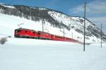 Die Ge 4/4 II 626  Malans  und 623  Bonaduz  verlassen S-chanf mit dem RE 1327 Landquart - St. Moritz, der normalerweise von einer Ge 6/6 II gezogen wird, am Engadiner Skimarathontag 8.3.09.