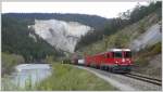 Ge 4/4 II 622  Arosa  zieht einen langen Gterzug mit leeren Valserwasserwagen durch die Rheinschlucht nach Ilanz. (17.04.2009)