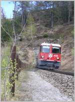 Der RE1236 mit Ge 4/4 II 633  Zuoz  verlsst den Chrummwagtunnel bei Versam-Safien. (17.04.2009)