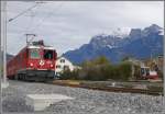 RE1224 mit Ge 4/4 II 622  Arosa  auf dem neuen Trassee zwischen Zizers und Untervaz. Der Bagger im Hintergrund ist bereits mit dem Abriss der alten Strecke beschftigt. (25.10.2009)