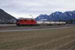 Mit einem kurzen Gterzug nhert sich die Ge 4/4 II 632 am 22.2.10 Felsberg.