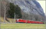 RE1244 aus Scuol-Tarasp mit Ge 4/4 II 632  Untervaz  hat soeben den Klustunnel bei Malans verlassen. Interessant ist der BD Wagen an der Zugsspitze. (18.03.2010)