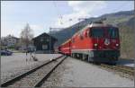 RE1253 mit Ge 4/4 II 625  Kblis  wartet in Castrisch auf den Gegenzug. (08.04.2010)